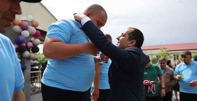 Vali Taşolar'dan Duygusal Jest: Kravat Hediye Etti
