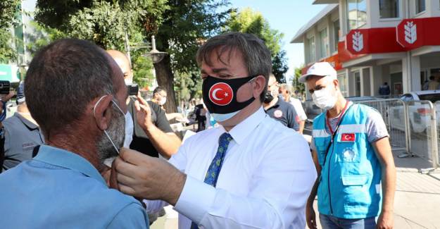 Vali Vatandaşlara Kendi Elleriyle Maske Taktı