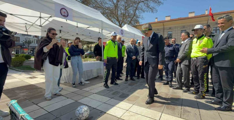 Vali Yılmaz, Trafik Haftası Etkinliklerinde Alkol Gözlüğü ile Zorlandı
