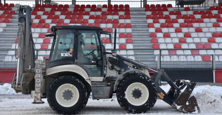 Van Atatürk Stadyumu'nda Kar Temizliği