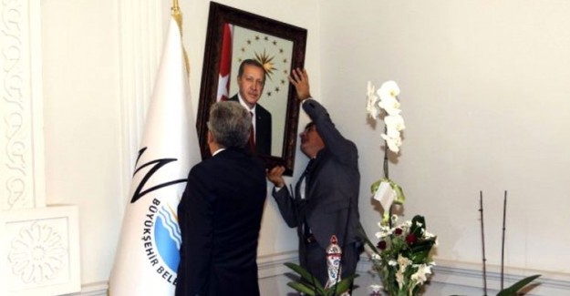 Van Büyükşehir Belediyesi'ne Atanan Kayyum İlk Olarak Cumhurbaşkanı'nın Portresini Astırdı