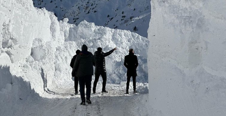 Van-Çatak Yolunda Çığ Tehlikesi: Kar Kalınlığı 5 Metreyi Aştı