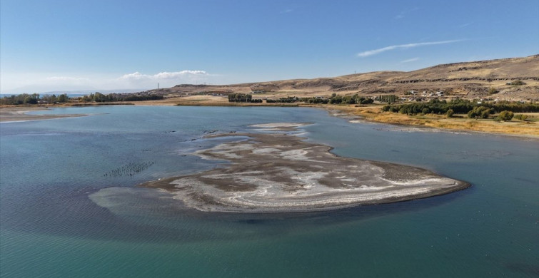 Van Gölü'nde Tarihi İskelenin Ayağa Kaldıran Çekilme