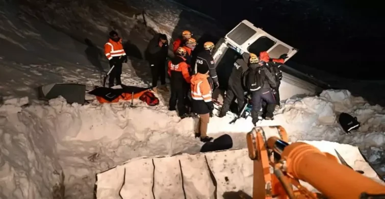 Van-Hakkari karayolunda çığ felaketi: Yolcu minibüsüne çığ düştü, 1 ölü!