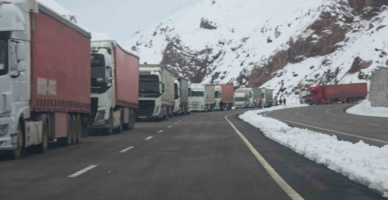 Van-Hakkari Karayolu'ndaki Çığ Felaketi: Temizlik Çalışmaları Devam Ediyor