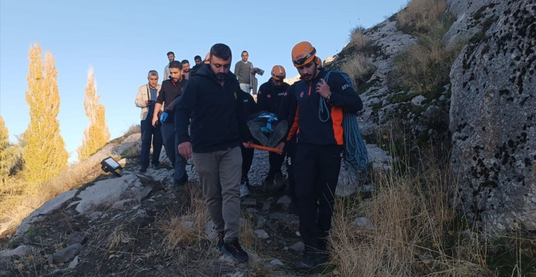 Van Kalesi'nde Düşen Kişi Kurtarıldı Van Kalesi'nde Düşen Kişi Kurtarıldı