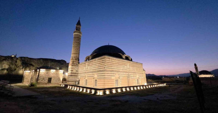 Van semalarında hilal ay ve Mars, tarihi camilerle aynı karede