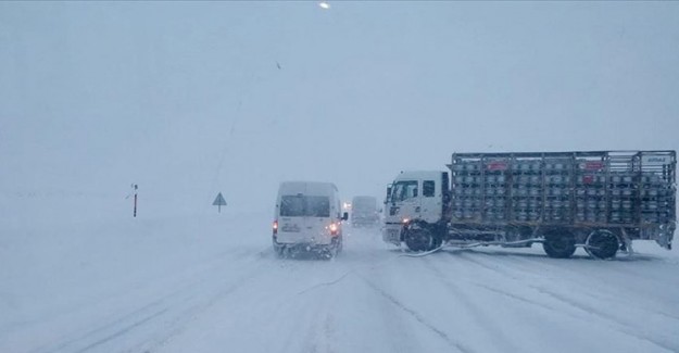 Van ve Bitlis'te Ulaşıma Kar Engeli