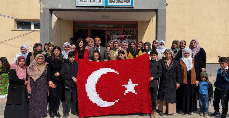 Van'da 510 Parça Motiften Türk Bayrağı Oluşturuldu