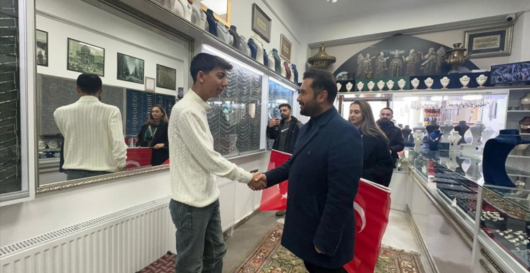 Van'da AK Parti Gençlik Kolları'ndan Türk Bayrağı İle Dayanışma