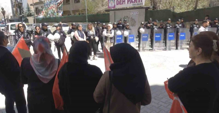 Van'da Annelerin Evlat Nöbeti Sürüyor