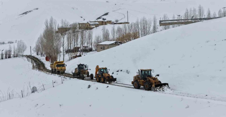 Van'da Bahar Ayında Karla Mücadele Çalışmaları Devam Ediyor