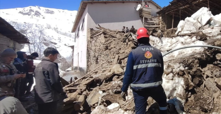 Van'da Çöken Duvar Altında 50 Kuzu İçin Kurtarma Çalışması