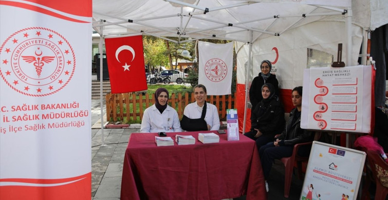Van'da Depremde Hayatını Kaybedenler Anıldı