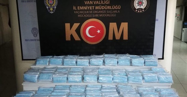 Van'da Gümrük Kaçağı 6 Bin 900 Tıbbi Maske Ele Geçirildi