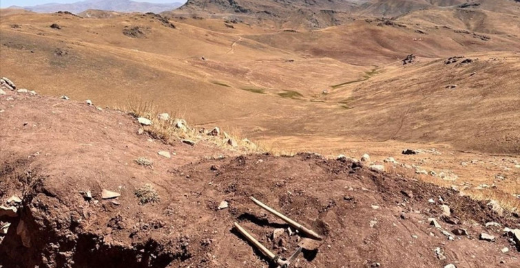 Van'da Kaçak Kazı Yapan 6 Şüpheli Suçüstü Yakalandı Van'da Kaçak Kazı Yapan 6 Şüpheli Suçüstü Yakalandı