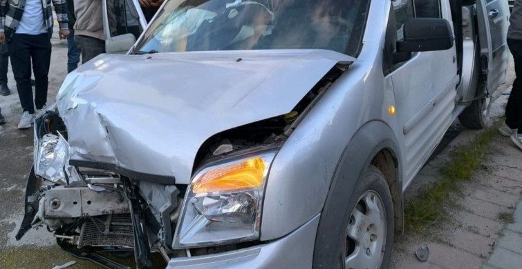 Van'da Kamyonet Çarpışması: 3 Yaralı