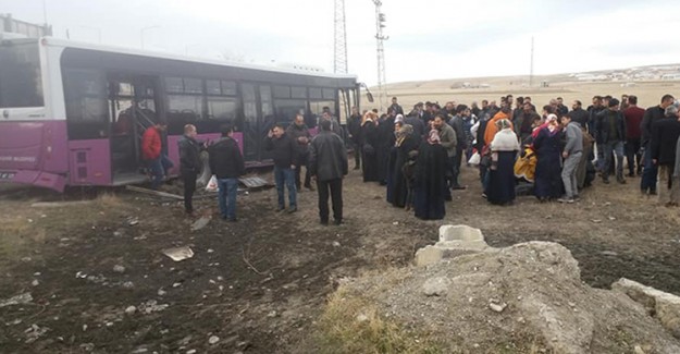 Van'da Kamyonla Otobüs Çarpıştı: 19 Yaralı