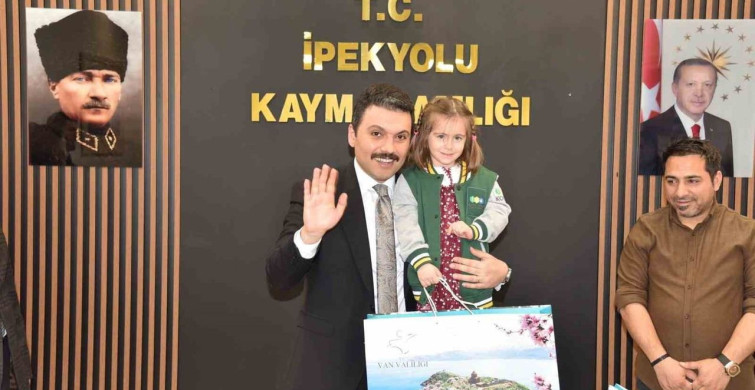 Van'da Kitap Okuma Yarışmasında Dereceye Giren Öğrenciler Ödüllendirildi