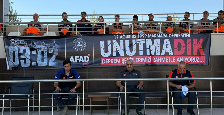 Van'da Marmara Depremi'nde Hayatını Kaybedenler Anıldı