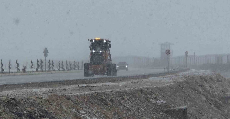 Van'da Nisan Yağışı: 93 Yerleşim Yeri Kapandı, Hava Ulaşımında Aksamalar Yaşandı