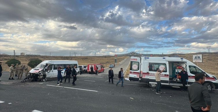 Van'da Öğrenci Servisi ile Tır Çarpıştı: 14 Yaralı