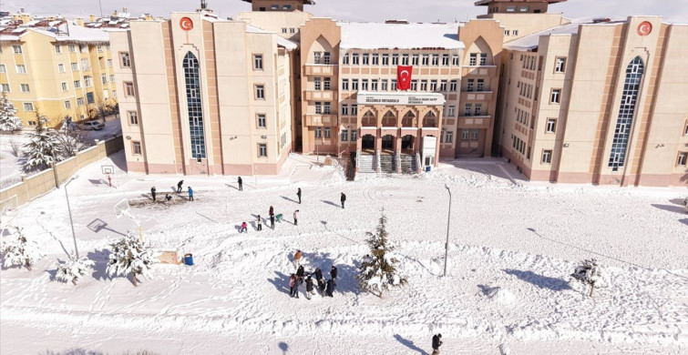 Van'da Öğrenciler Kar Eğlencesinde