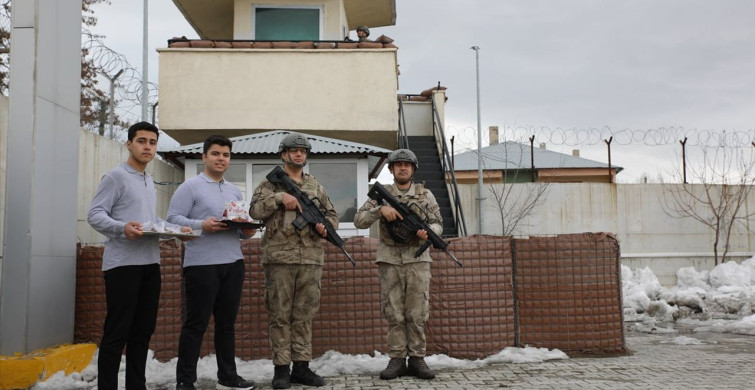 Van'da Öğrencilerden Jandarma ve Polis Ekiplerine İftar İkramı