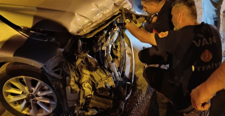 Van’da otomobil ile kamyonet çarpıştı: 1 yaralı