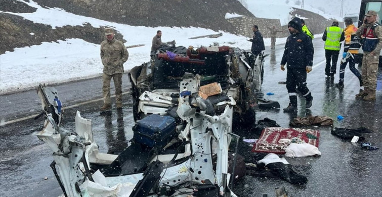 Van'da Otomobil ve Tır Çarpıştı: 2 Ölü, 3 Yaralı