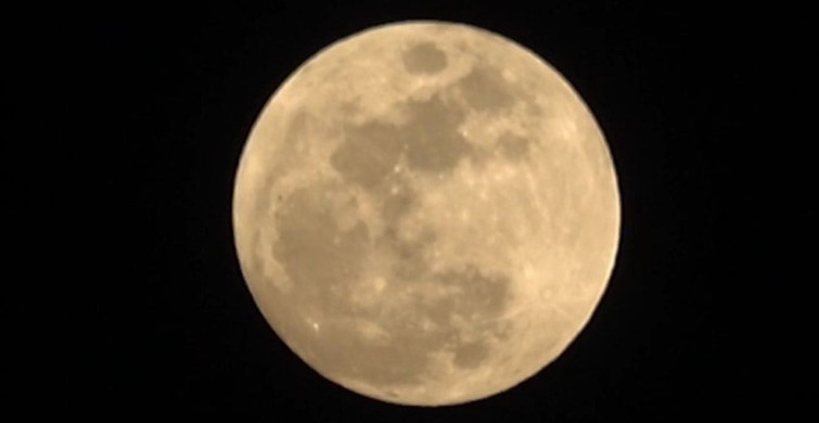 Van'da Pembe Dolunay Manzarası