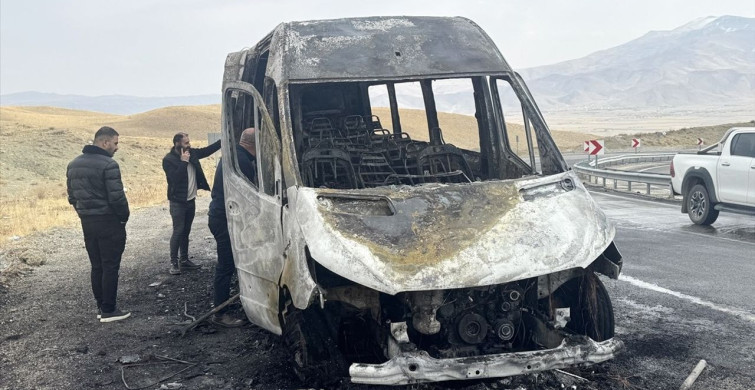 Van'da Seyir Halindeki Minibüs Yangını