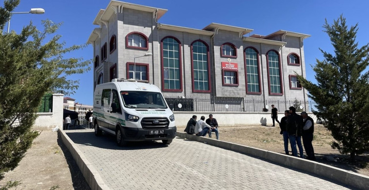 Van'da Silahlı Saldırıda Hayatını Kaybeden Aile Toprağa Verildi
