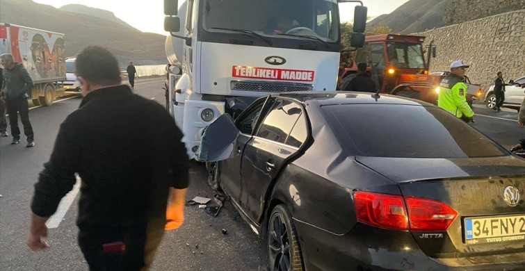 Van'da Tanker ve Otomobil Çarpıştı: 3 Ölü, 3 Yaralı Van'da Tanker ve Otomobil Çarpıştı: 3 Ölü, 3 Yaralı