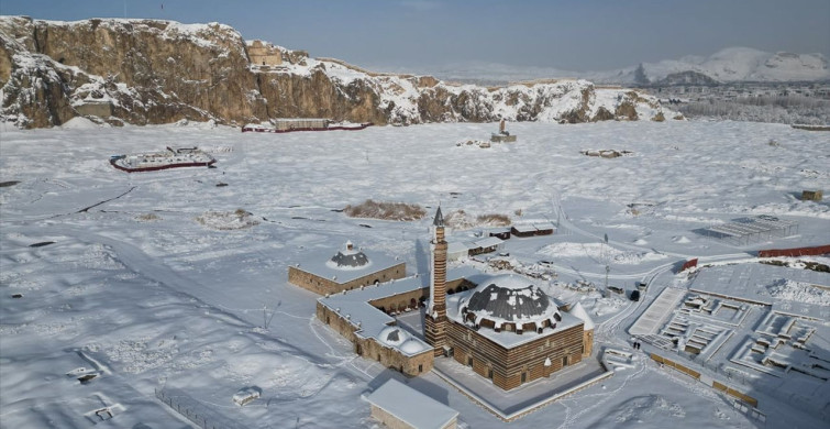 Van'da Tarihi Yapılar Karla Kaplandı