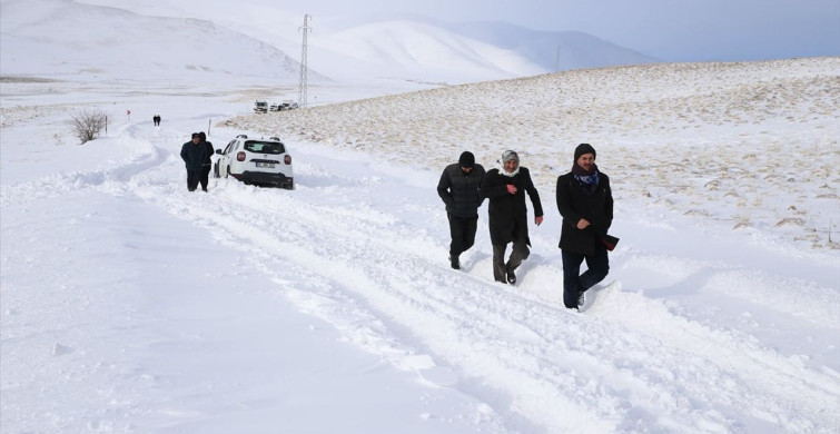 Van'da Tipi Nedeniyle Mahsur Kalan Araçlar Kurtarıldı