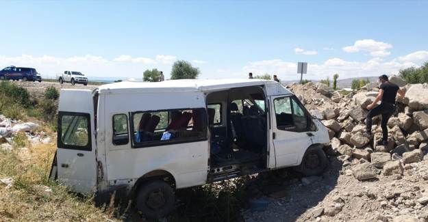 Van'da Yolcu Minibüsü Devrildi: 14 Yaralı