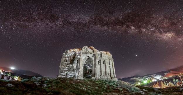 Van’daki 1700 yıllık St. Bartholomeus Kilisesi Geceleri Bir Başka Güzel