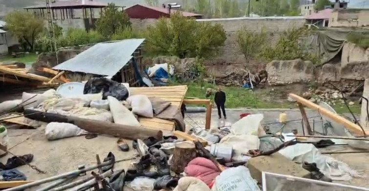 Van'ın Gürpınar İlçesinde Şiddetli Rüzgar Evlerin Çatısını Uçurdu