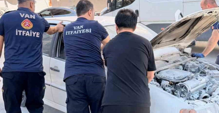 Van'ın Tuşba ilçesinde seyir halindeki otomobilin motoru yandı