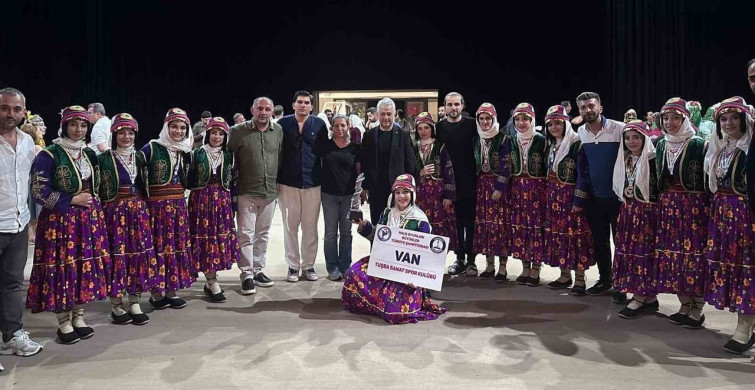 Vanlı kızlar halk oyunlarında tarih yazdı