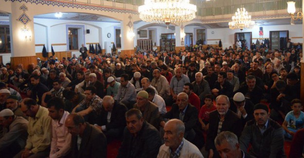Vatandaşlar Berat Kandili'nde Camilere Akın Etti