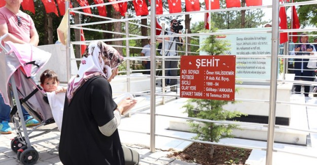 Vatandaşlar Şehit Halisdemir'in Kabrine Akın Etti