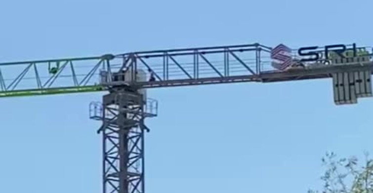 Vinç operatörü 40 metre yükseklikte namaz kıldı