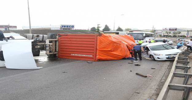 Virajı Alamayan Tır, Otomobili Hurdaya Çevirdi