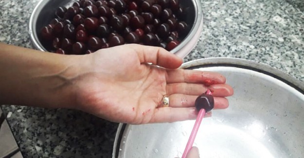 Vişne Çekirdeğini Pratik Yolla Nasıl Çıkarma 