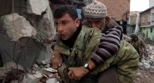 'Ya İnsansındır Ya da Koca Bir Palavra'