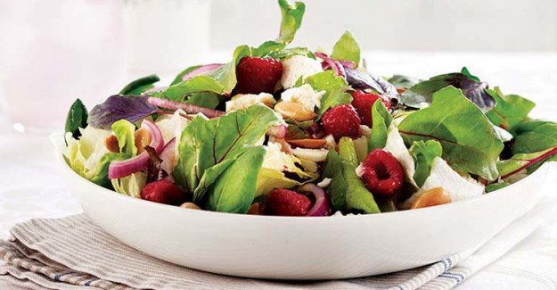 Yaban Mersinli ve Kivili Salata Nasıl Yapılır?