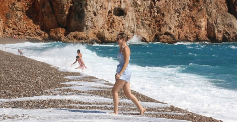 Yabancı Turistler Antalya'da Dalgalara Rağmen Denize Girdi