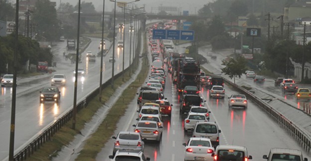 Yağış Sebebiyle D-100'de Trafik Durdu
